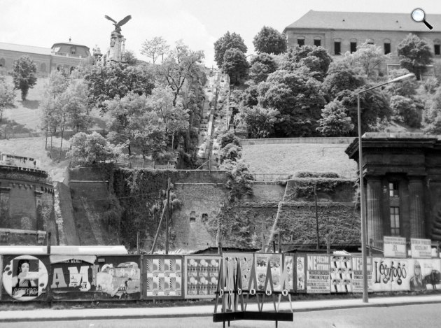 Clark Ádám tér, az egykori Budavári Sikló helye, 1970 (Fotó: Fortepan)