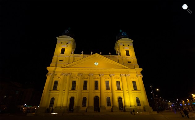 A Föld órája Debrecenben, a debreceni református nagytemplom kivilágítva 2015. március 28-án este (MTI Fotó: Czeglédi Zsolt)
