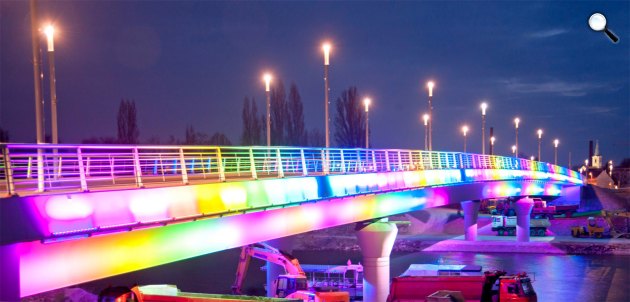 A Föld órája Győrben, a győri Jedlik Ányos híd kivilágítva, 2015. március 28-án este (MTI Fotó: Krizsán Csaba)