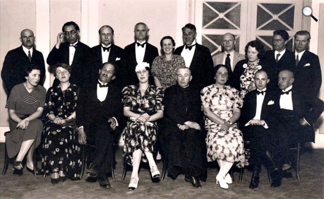 A képen: (ülő sor, balról) ismeretlen nő, Török Sophie, Babits Mihály, ismeretlen nő, Lépold Antal kanonok, Kosztolányi Dezsőné, ismeretlen, Einczinger Ferenc, (álló sor) ismeretlen, Szabó Lőrinc, Kárpáti Aurél, Laczkó Géza, ismeretlen nő, Kosztolányi Dezső, Gellért Oszkár, ismeretlen nő, ismeretlen és Obermüller Ferenc gimnáziumigazgató 1930-ban (Fotó: Sziklay/OSZK)