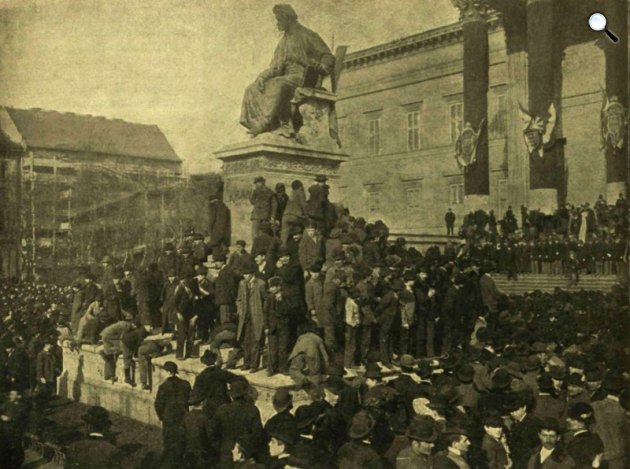 Március 15. 50. évfordulójának ünnepélye a múzeum-kertben az Arany-szobor körül, 1898 (Fotó: Klösz/OSZK)