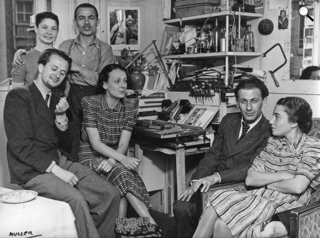Koffán Károly és felesége, Ortutay Gyula és felesége, Radnóti Miklós és Gyarmati Fanni, a falon Müller Miklós Kubikos fotója, Párizs, Koffán műtermében, 1939 nyara (Fotó: Müller Miklós/tiszatajonline.hu)