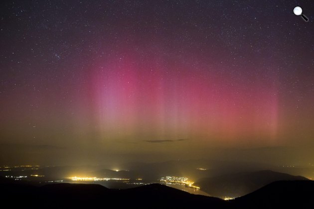 Sarki fény (aurora borealis) a dobogókői kilátóból fotózva 2015. március 18-án. (MTI Fotó: Mohai Balázs)