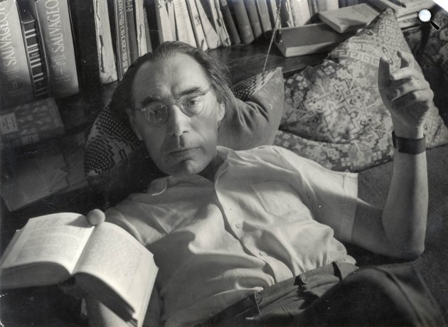 Szabó Lőrinc a könyvtárszobájában (Fotó: G. Szabó Lőrinc/PIM)