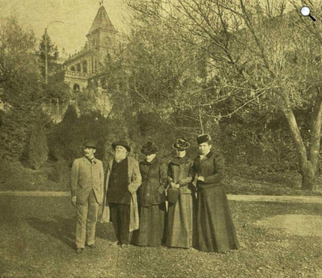 Zsolnay Vilmos keramikusművész és családja a pécsi telep parkjában (Fényképész: Morelli Gusztáv/Vasárnapi újság, 1900))
