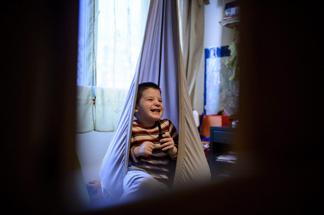 Képriport - A Tóth család. Az autizmussal élő ötéves Levente budapesti otthonában 2015 (MTI Fotó: Komka Péter)