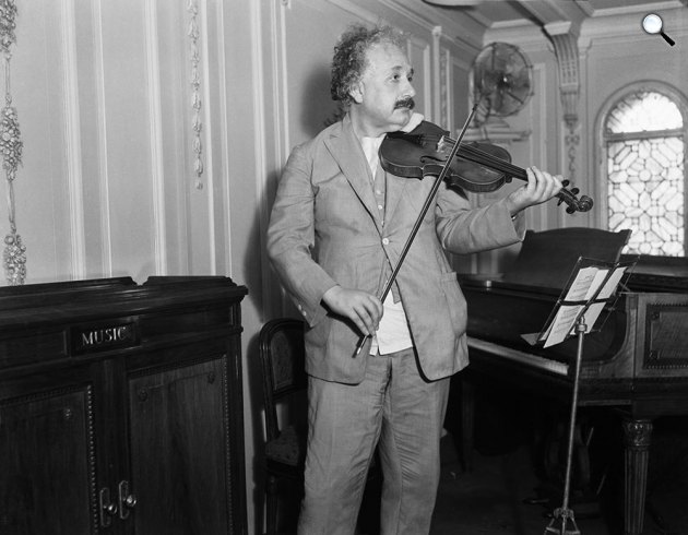 Albert Einstein hegedül (Fotó: Facebook)