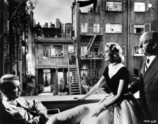 Hátsó ablak, James Stewart, Grace Kelly és Alfred Hitchcock, 1954 (Fotó: Listal.com)