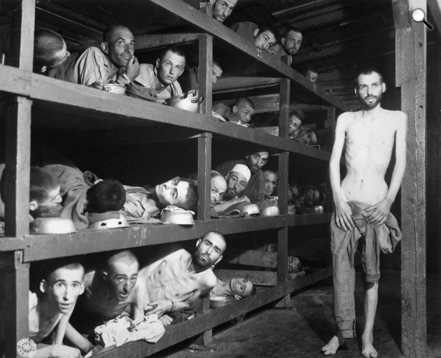 Buchenwald, koncentrációs tábor, túlélők öt nappal a felkelés és felszabadulás után (1945. április 16.) (Fotó: Elie Wiesel/Bundesarchiv Bild)