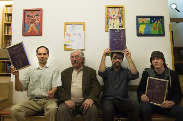 Gődény Balázs programozó matematikus, író (b), Dóka Péter író (j2), Mikó Csaba író (j), díjazottak Csukás István Kossuth-díjas költő, író (MTI Fotó: Koszticsák Szilárd)