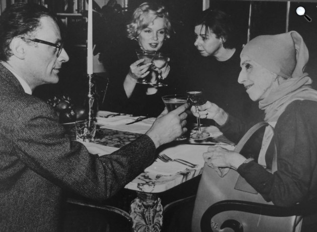  Marilyn Monroe színésznő és Arthur Miller drámaíró Karen Blixen íróval és Carson McCullers-szel 1959-ben (Fotó: karen-blixen.dk)
