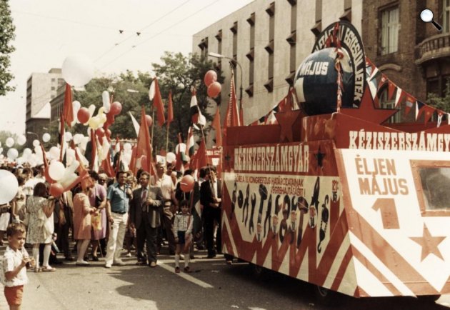 Május 1., munka ünnepe felvonulás Budapesten 1985. május 1-jén. (Fotó: Fortepan)