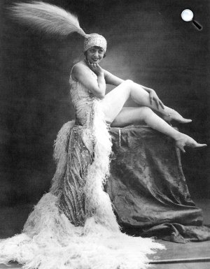 Mistinguett sanzon énekes a Moulin Rouge-ban 1911-ben (Fotó: Wikipédia)