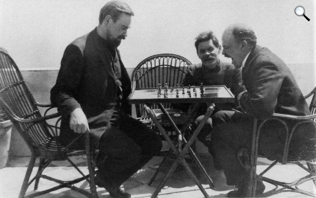 Lenin sakkozik Alexander Bogdanovval és Maxim Gorkijjal, Capri szigete, 1908 (Fotó: Wikipédia)