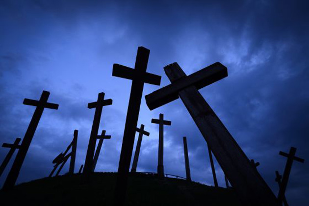 Pirkadat és keresztek Muhi közelében (MTI Fotó: Czeglédi Zsolt)