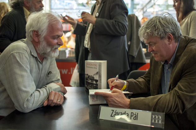 Závada Pál dedikál, XXI. Budapesti Nemzetközi Könyvfesztivál megnyitóján a budapesti Millenárison 2014. április 24-én. (MTI Fotó: Mohai Balázs)