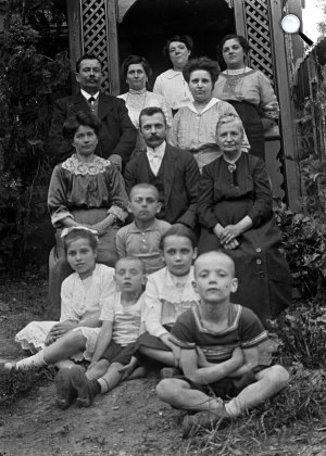 Egy polgári család csoportképe 1905-ben. (Fotó: Fortepan)