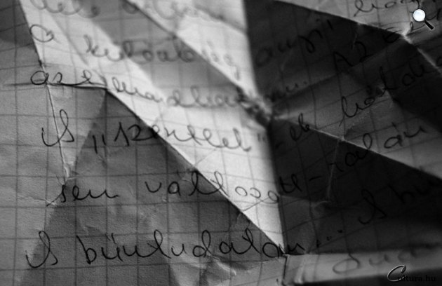 Összegyűrt papírlap, kézírás (Fotó: Gazdag Tea)