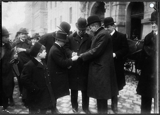 Mikszáth Kálmán autogramot ad, Szeged, 1900-as évek (Fotó: Magyar Fotóarchívum)