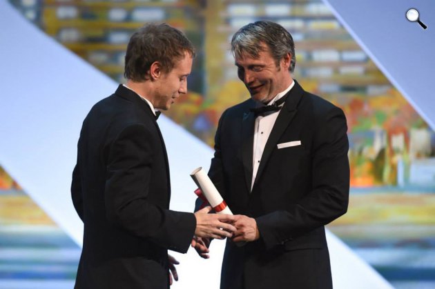 Saul fia, Nemes Jeles László és Mads Mikkelsen a 68. Cannes-i Filmfesztivál díjátadóján (AFP/Anne-Christiane Poujoulat)
