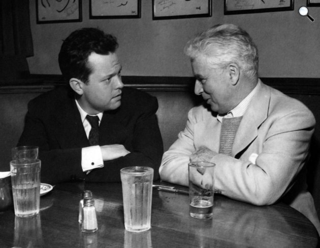 Orson Welles és Charlie Chaplin a Brown Derbyn, 1947-ben. (Fotó: Listal.com)