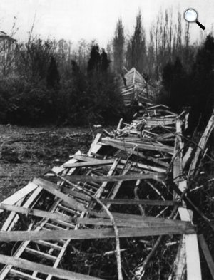 A lakihegyi antennatorony felrobbantása után, 1944. december. (Fotó: MEK/OSZK)