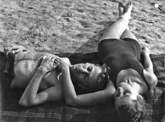 Radnóti Miklós és felesége, Gyarmati Fanni a strandon a Dunánál 1937-ben. (Fotó: radnoti.mtak)