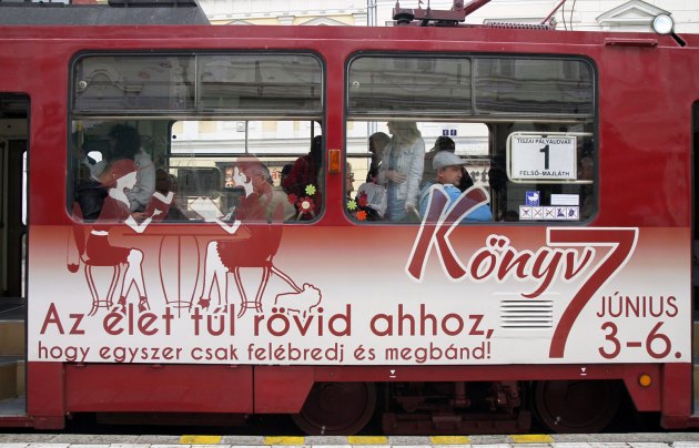 Feldíszített versvillamos közlekedik Miskolcon (MTI Fotó: Vajda János)