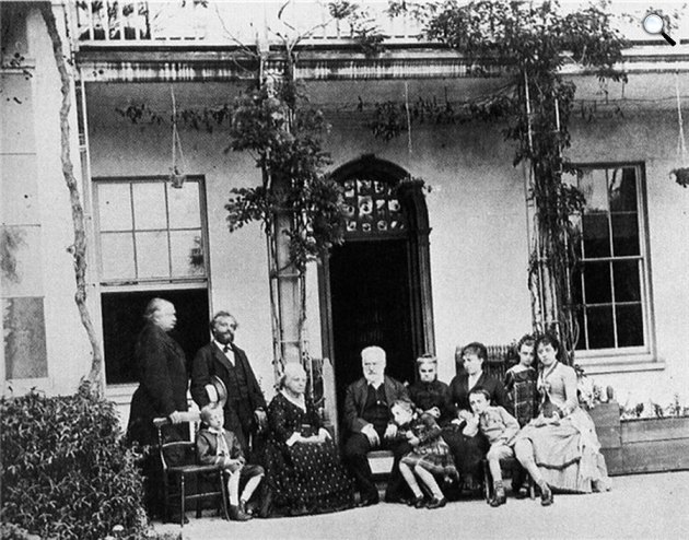 Victor Hugo a családjával  Hauteville Házban (Fotó: Babelio.com)