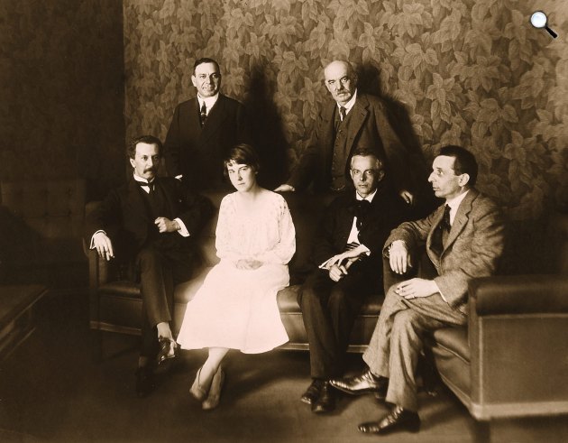 Bánffy Miklós igazgató és díszlettervező, Zádor Dezső főrendező, Bartókné Ziegler Márta, Kéméndy Jenő jelmeztervező, Bartók Béla és Egisto Tango karmester, A kékszakállú herceg vára ősbemutatója idején, 1918 (Fotó: OSZK)
