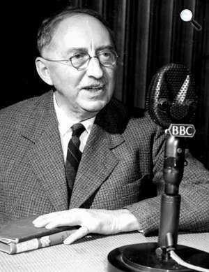 E.M. Forster angol író a BBC stúdiójában (Fotó: Babelio.com)