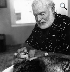 Ernest Hemingway író és macskája (Fotó: JFK Library)