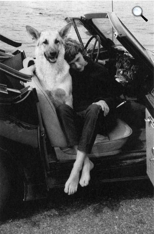 Françoise Sagan író kutyájával (Fotó: Babelio)