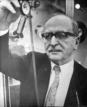 Gábor Dénes (Dennis Gabor) fizikus, Nobel-díjas tudós (iitten.com)