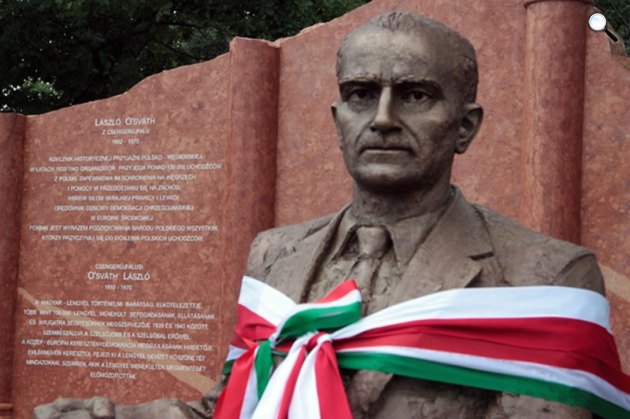 O'sváth László politikus, belügyminisztériumi tisztviselő szobra Varsóban (Fotó: osvathaz.hu) 