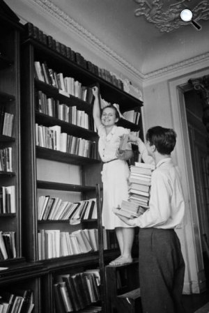 Stefánia (Vorosilov) út, Petőfi-kollégium, történészhallgatók a könyvtárban 1949-ben (Fotó: Fortepan)