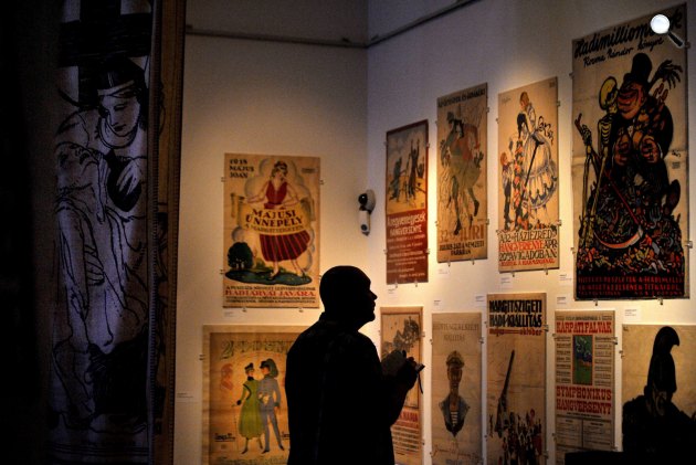 Az Elsodort világ/Plakát-álmok 1910-1920 című plakátkiállítás a Nemzeti Múzeumban (MTI Fotó: Kovács Tamás)