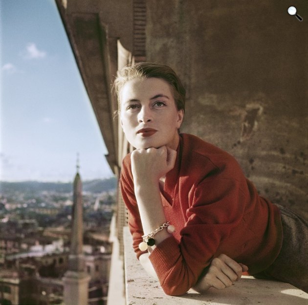 Robert Capa [Capucine francia modell és színésznő az erkélyen, Róma], 1951. augusztus (Fotó © Robert Capa/International Center of Photography/Magnum Photos)