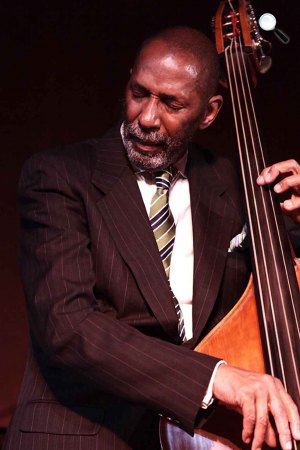 Ron Carter Grammy-díjas jazzbőgős