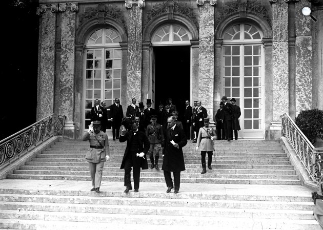 Benárd Ágost a küldöttség vezetője és Drasche-Lázár Alfréd rendkívüli követ és államtitkár elhagyja a trianoni békediktátum ünnepélyes aláírása után a versailles-i, Nagy Trianon kastélyt 1920. június 4-én (Fotó: Wikipédia)