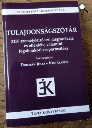 Tulajdonságszótár (Fotó: Tinta Kiadó)