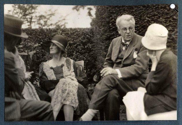 Walter de la Mare, Georgie Hyde-Lees Yeats, William Butler Yeats, ismeretlen nő 1930 nyarán (Fotó: Lady Ottoline Morrell)