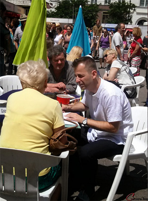 Könyvhét 2014 - Grecsó Krisztián dedikál (Fotó: Cultura.hu)