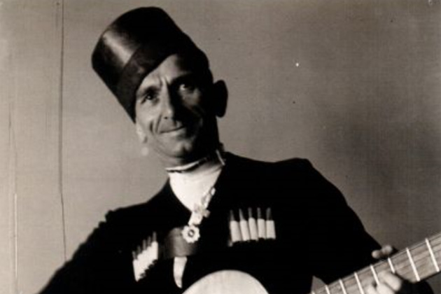 Tersánszky Józsi Jenő (1882-1969) Kossuth-díjas magyar író, költő a Képeskönyv Kabaré előadójaként az 1930-as években (Fotó: PIM/europeana.eu)