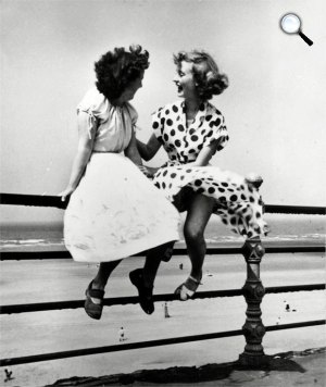 Bert Hardy: Várakozó lányok (Blackpooli szépségek), Blackpool, 1951 (Fotó: © Bert Hardy /Getty Images)
