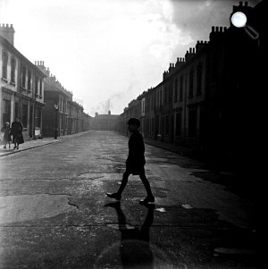 Bert Hardy: A youngster in the back streets of Cardiff, 1940 (Fotó: © Bert Hardy / onlyoldphotography.tumblr.com)