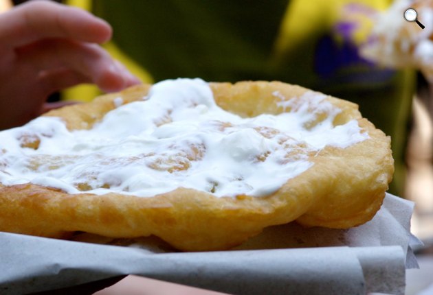 Magyar tejfeles lángos, street food (Fotó: Food Network)