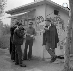 Várkonyi Zoltán színművész-rendező-színigazgató lángost eszik a Velencei-tónál, 1972 (Fotó: Fortepan)