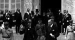 Benárd Ágost a küldöttség vezetője és Drasche-Lázár Alfréd rendkívüli követ és államtitkár elhagyja a trianoni békediktátum ünnepélyes aláírása után a versailles-i, Nagy Trianon kastélyt 1920. június 4-én (Fotó: Wikipédia)