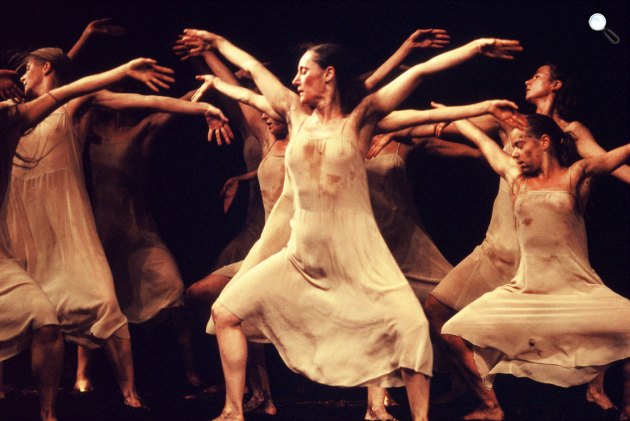 Tavaszi áldozat, középten: Pina Bausch (Fotó: Wikipédia)